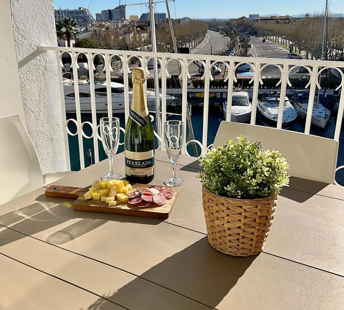 Marina View Empuriabrava - Appartement Sud-Ouest Au Canal Avec Terrasse 0*,  Španělsko